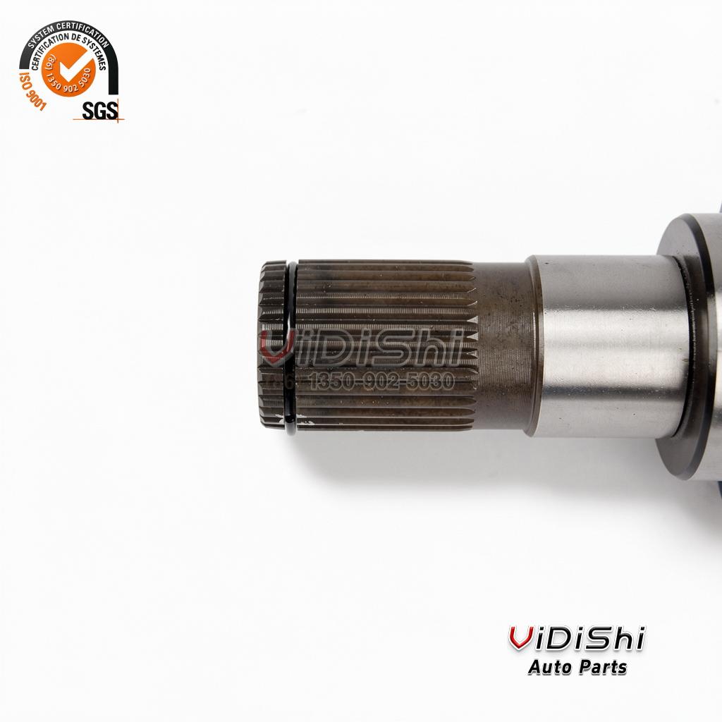 3715A097 Rear Axle Shaft Replacement for Mitsubishi Pajero 4 Macro close-up of the metal spline stub on the rear axle shaft with a circlip groove and ground journal retaining ring