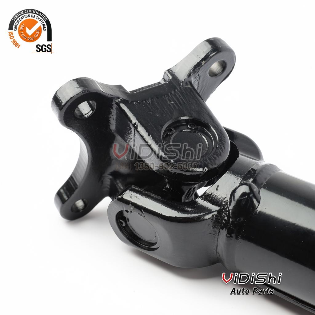 MR580389 Propeller Drive Shaft Replacement for Mitsubishi Pajero 6 Universal joint yoke of the propeller drive shaft close up, black cast arms and bearing cap with bolt holes