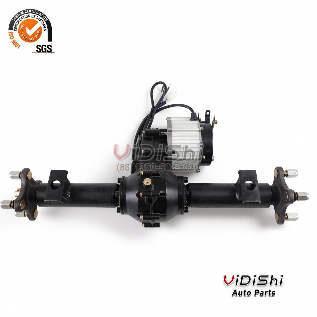 48V 1000W Brushless Rear Axle for Electric Tricycle IP54 3 Close-up of the rear axle differential housing with finned motor, yellow warning sticker and brake fittings