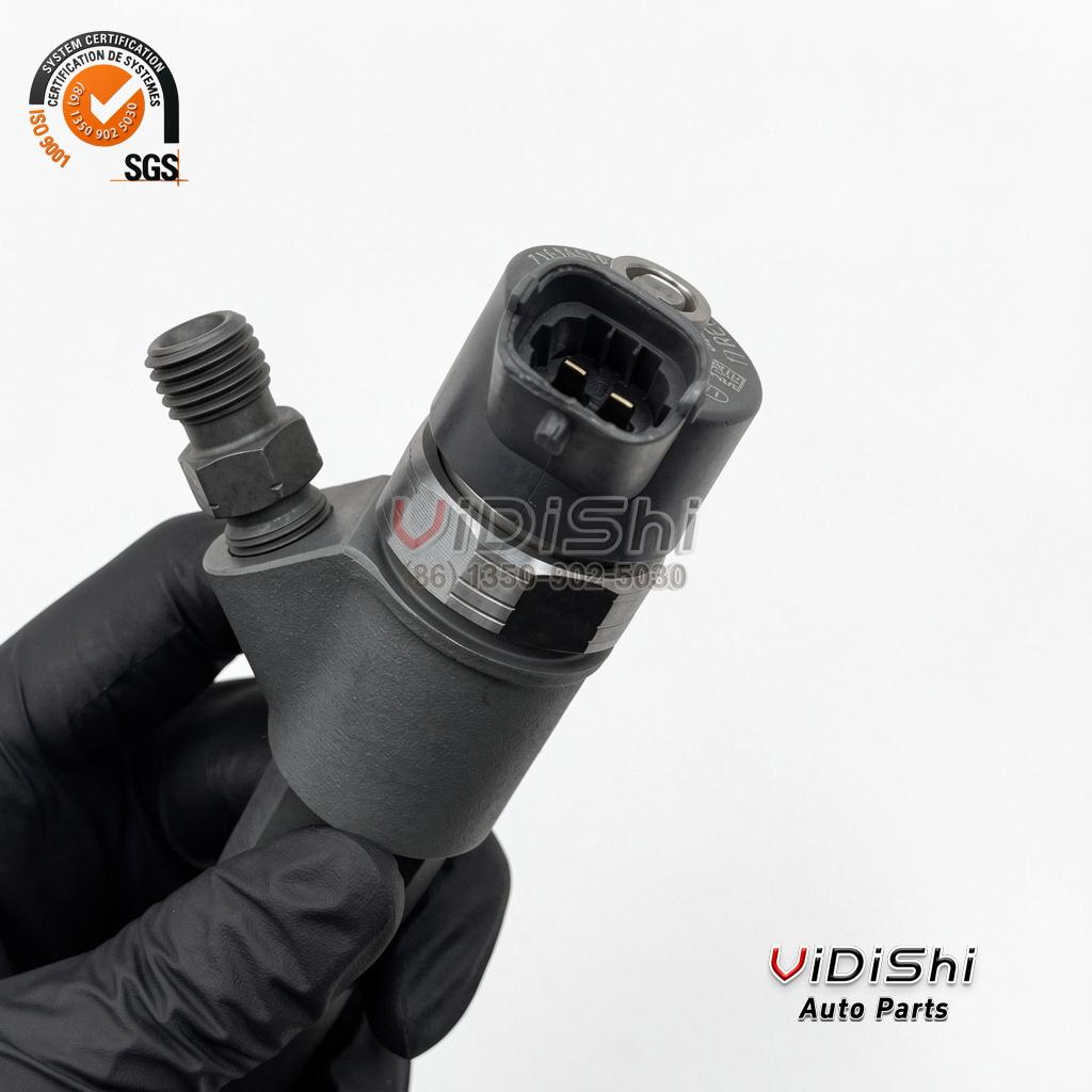 0445110248 Common Rail Injector for Fiat Ducato Iveco Daily 3.0 2 0445110248 injector connector socket and inlet fitting close up