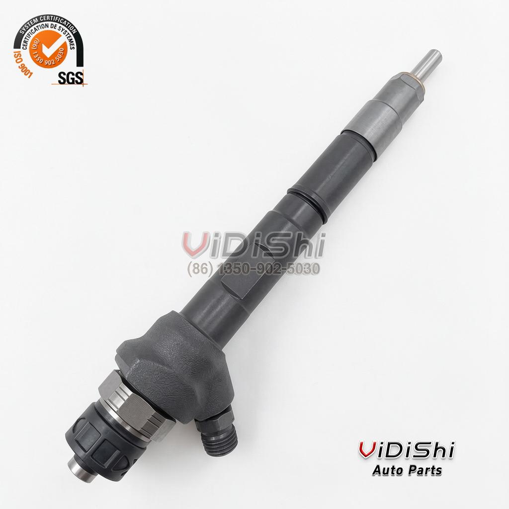 0445110307 Common Rail Injector for Komatsu SAA4D95LE5 6271113100 3 0445110307 injector at a three-quarter angle showing body and nozzle