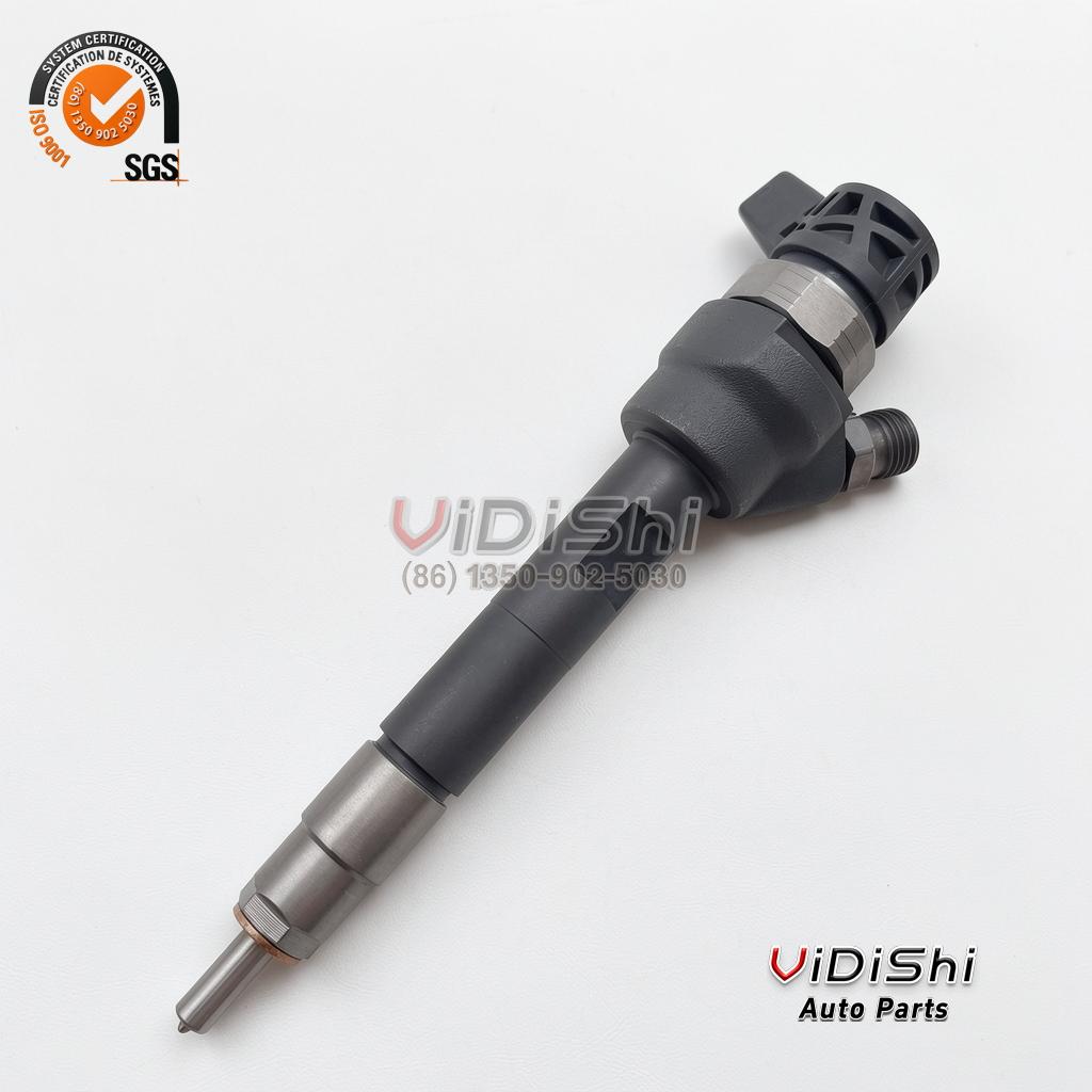 0445110478 Injector Replacement for BMW N47 N57 Diesel 5 Four 0445110478 injectors standing in a row for a full engine set, connectors up and tips down