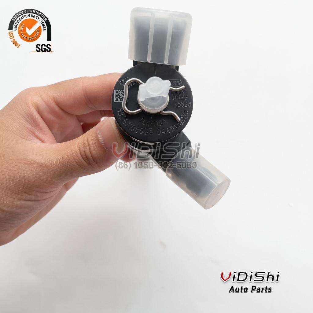 0445110485 Common Rail Injector for Renault Dacia 1.5 dCi 6 0445110485 injector head held with connector caps fitted