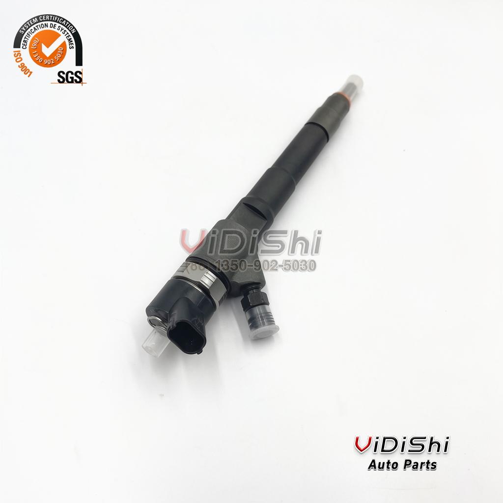 0445117077 Injector for Ford F150 3.0 Power Stroke Diesel 5 A 0445117077 diesel injector laid horizontally on its side showing the full body profile
