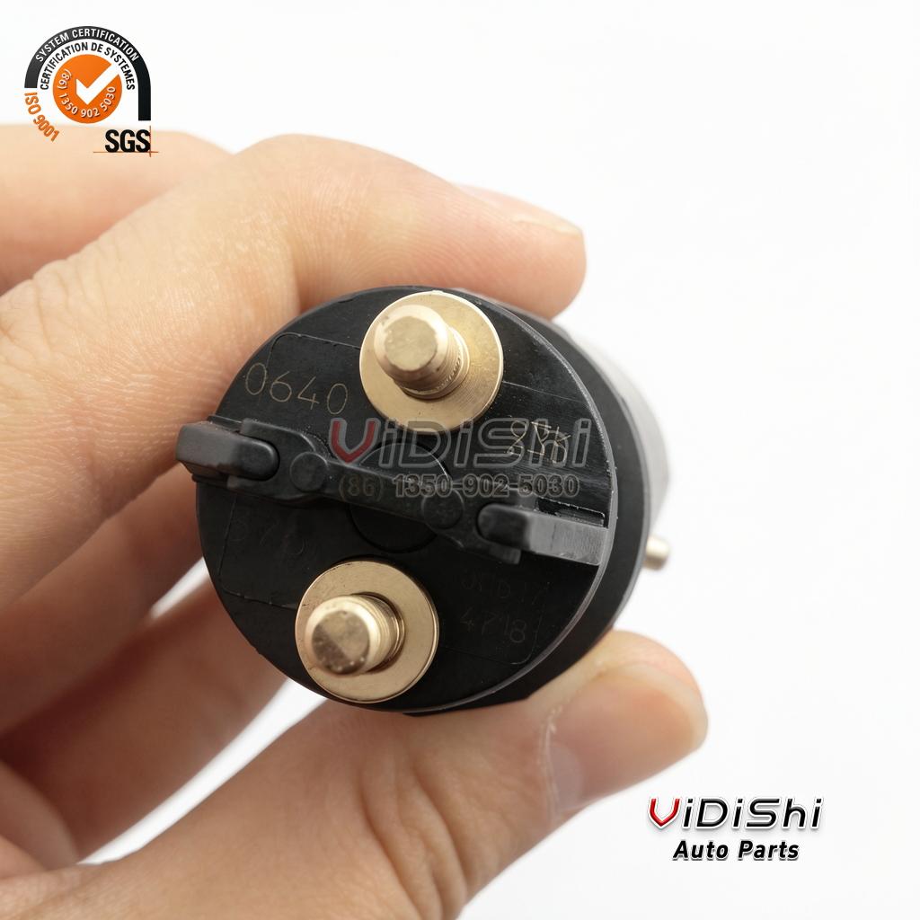 0445120370 CRIN3 Injector for Dongfeng DDi75 Replacement 5 0445120370 injector connector end with brass terminals, held in hand