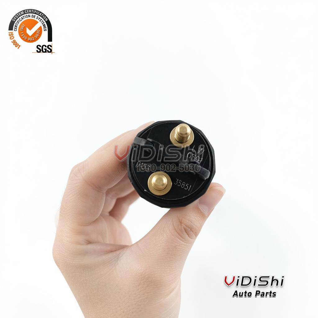 0445120391 CRIN2 Injector Replacement for Bosch, Weichai 612630090055 6 0445120391 common rail injector (Bosch CRIN2-16 reference) — held in hand showing the connector and two terminals